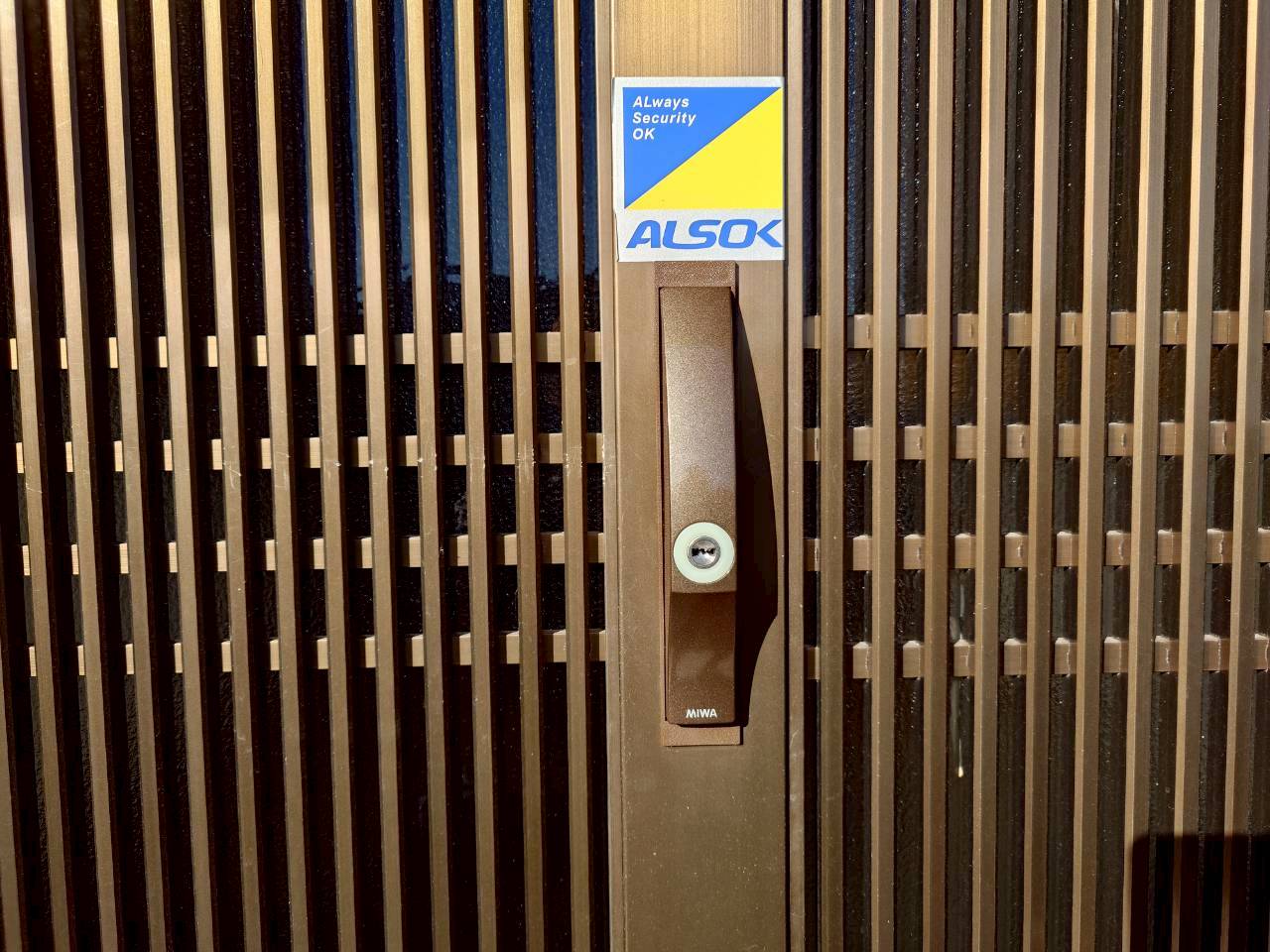 玄関鍵　戸車交換